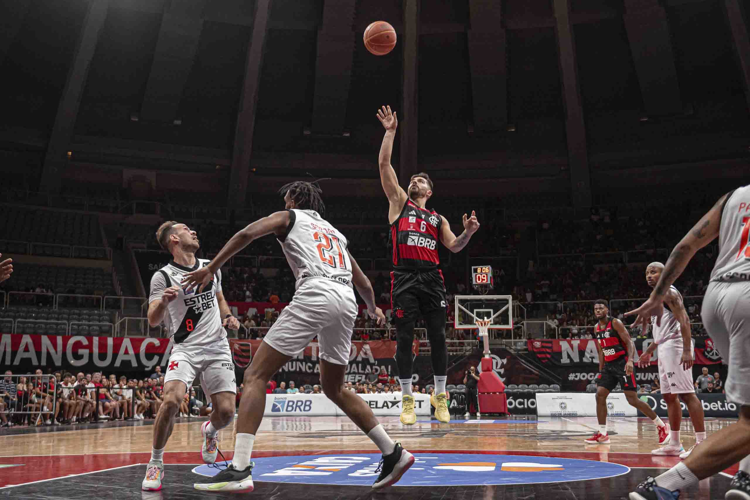 CPF NA NOTA? FLABASQUETE BATE O VASCO POR 84 X 79 NO CLÁSSICO DO NBB